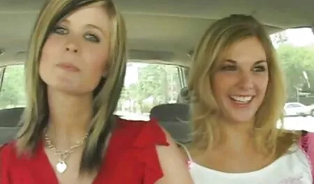 Gode bâtard STRIP-TEASEUSES placé dans porno maman avec sa fille de multiples poses