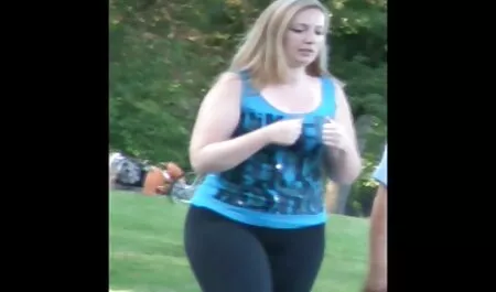 Une femme amoureuse de satisfaire tous femme chien porno les désirs du couple