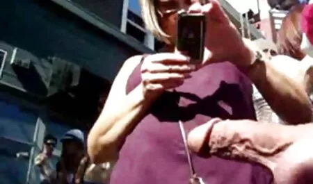 Le vieil homme a porno femme avec son fils versé du sperme dans la bouche d'une jolie fille.