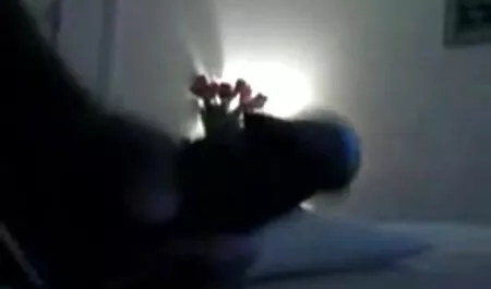 Maîtresse expérimentée faisant un jeu de jambes doux avec des cheveux bruns clara morgane x gratuit