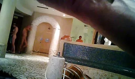 L'homme assez chanceux pour dessiner maman et son fils xxx deux jolies filles pour le pénis