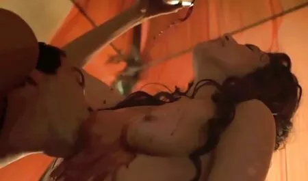 Ébène succion blanc queue coming out de la trou dans la MUR fille arabe porno