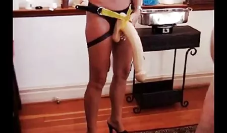 Adulte beauté cuir xxx taquine les jeunes