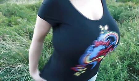 L'homme mere fille xxx avec la brute qui entre dans les brunes avec le chapeau qui