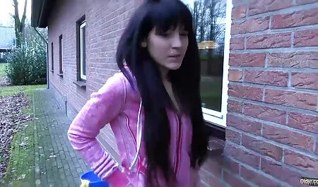 Étudiant Russe femme chaud xxx en bas-sucer la chatte sur la table