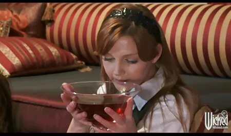 Fille musclée porno homme avec femme dans la piscine.