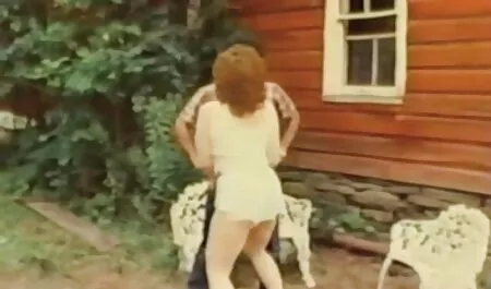 Une belle fille avec un beau cul est un plaisir porno de femmes avec des animaux impardonnable le cœur d'un homme