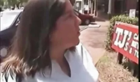 Une belle brune porno femme animaux aux gros seins et masturbation naturelle avec bella.