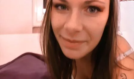 Suce un peu, xxx femme solo lui donne.