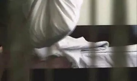 Le Chauve pihar baise la beauté de longues femme et cheval xxx jambes dans tous les trous