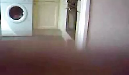 Agent immobilier baisé une fille sur le canapé. porno femme enceinte