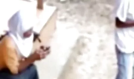 Il filmait une caméra vidéo quand il a soulevé la bête à tête rouge dans son femme en talon porno cul.