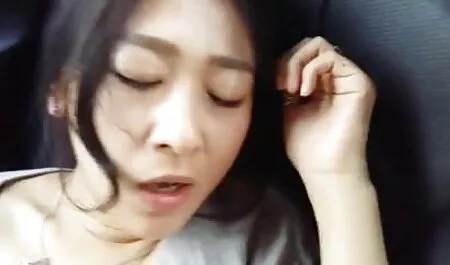 La lesbien xx maîtresse d'avoir du plaisir spectaculaire avec le cheval mâle