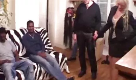 Brune salope se fout dans maman et sa fille porno les trous avec un nouveau gode