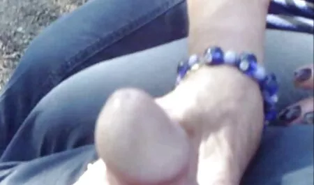 Journaliste Sexy abandonnant femme et cheval porno dans le vestiaire par une équipe d'athlètes.