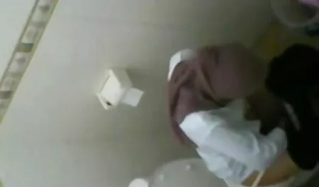 Asseyez-vous à côté d'un fille et fille xxx trou du cul derrière mon pantalon.