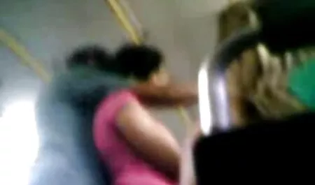 Le gars xxx fille 18 a de la chance d'être en compagnie de deux jolies filles.