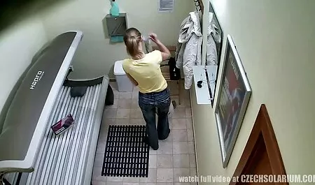 Les bébés aux gros seins pénètrent leur chatte humide avec un porno femme avec homme gode.