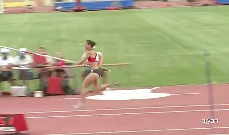 MILF longues jambes avec un beau saut dans le vagin avec femme xxc force