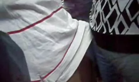 Les jeunes étudiants sex maman and son sont heureux avec les lèvres juteuses des voisins.