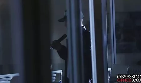 Beauté divertit avec xxx pour femme un gode dans la nuit