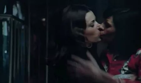 Deux xxx cheval et femme lesbiennes faire sans l'aide d'un homme avec une sangle.