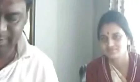 Un homme video porno femme avec cheval qui a apporté un jet d'orgasme, une jeune fille