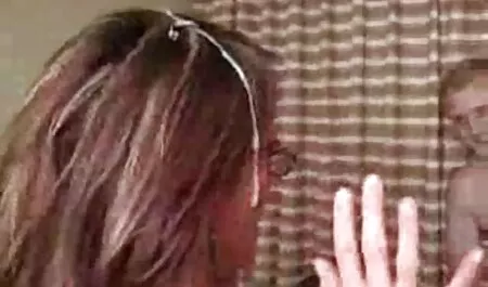 Un enfant prend des photos à la caméra en mangeant une jeune fille en vêtements porno x homme blancs.