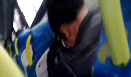 Éjaculation porono homme dans l'anus d'une fille russe Sur la table de la cuisine.