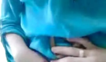 Un jeune couple qui frappe sur le xxx video femme noir canapé.