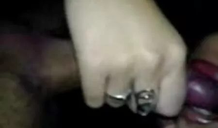 Busty August Ames xxx femme vierge donne naissance à un homme en tout.