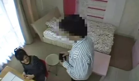 Quatre amis qui s'amusent dans la piscine. porno animaux femmes