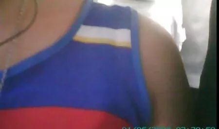 Chatte serrée femme chien porn avec des doigts asiatiques