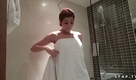 Prenez le poulet dans votre xxx femme de ménage bouche.