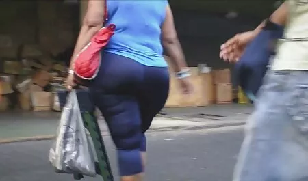 Un étudiant séduisant attend depuis longtemps un étudiant avec une vision sombre. porno fille avec fille