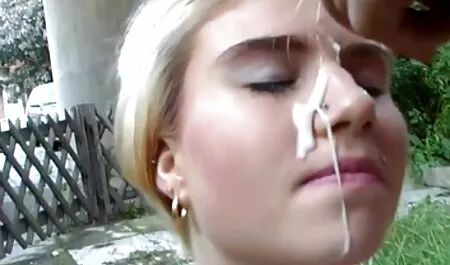 Une homme habillé en femme porno sale cochonne qui abandonne la table.