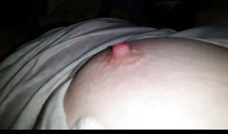 La blonde se présente au casting porno chien et une femme alors qu'elle aime baiser.