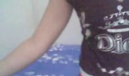 Une vieille pute pour organiser une fête sauvage avec porno avec chien un homme.