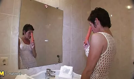 Blonde En bas de détente avec xxx femme avec chien des athlètes bronzés