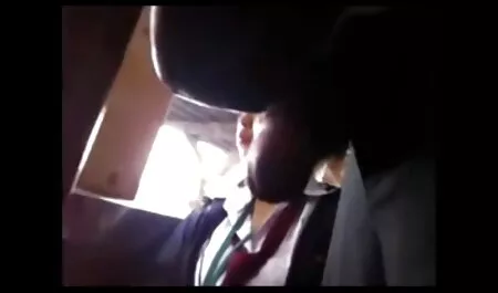 Les Couples s'amusent sur le canapé avec un sex x maman gode rose.