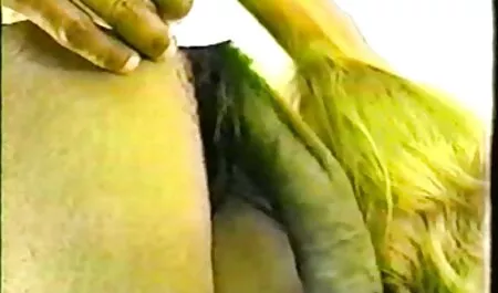 Une fille très maigre gâte sa chatte avec un porno femme avec son fils puissant Gode.