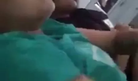 Modèle Sexy embrasse un pénis porno pere avec sa fille de la taille d'un homme