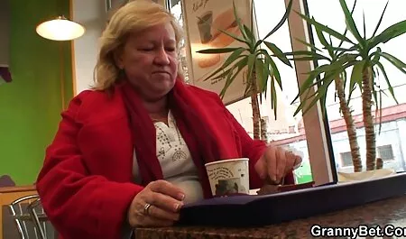 Les gros seins font des bites de femme violée porn poulet excitées.