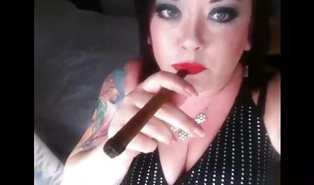 Jeune brune met sur un homme sex xxx maman timide au lit.