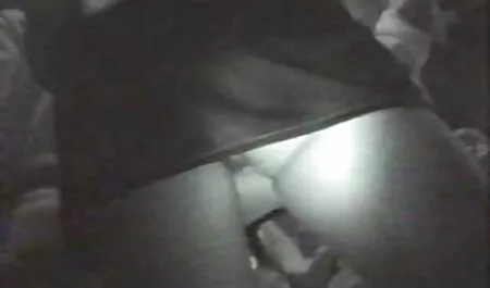 Insérez le point dans L'anus xxx deux fille de la Vierge