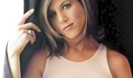 Le jeune homme fille de 18 ans xxx a taquiné un étranger et l'a baisée avec le grand phallus.