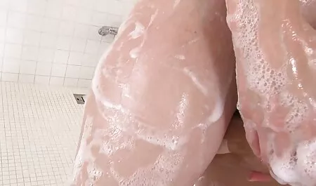 Une belle chienne touchant son vagin en rêvant d'un femme chaud xxx rayon orgasme.