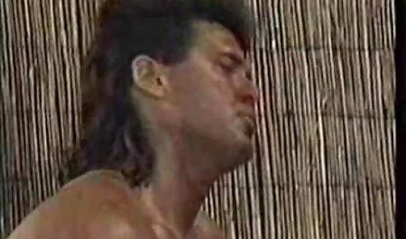 Un groupe d'hommes aux cheveux bruns fins xxx fille et fille