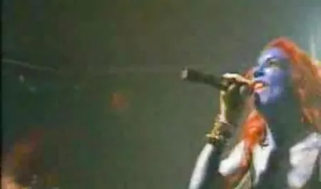 Un homme avec porno femme sauvage de longues jambes dans le cul