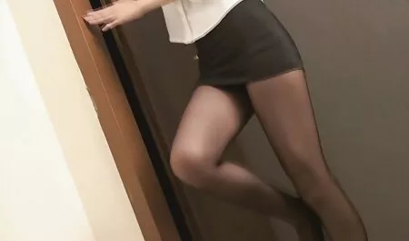 Deux bites dans le cul serré, glamour salope. porno fille avec chien